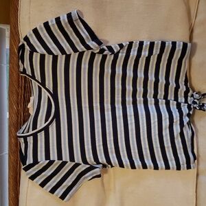 WOMENS SHORT SLEEVE TOP SIZE LARGE, STRIPES WITH TIE FRONT AT BOTTOM